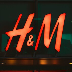 H&M ist ein schwedischer Modeeinzelhändler, der durch ein Geschäftsmodell mit schneller Modeproduktion, erschwinglichen Preisen und einer globalen Präsenz in über 70 Ländern bekannt ist.